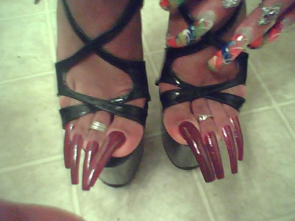 Lady Ravin — elegant long toenails